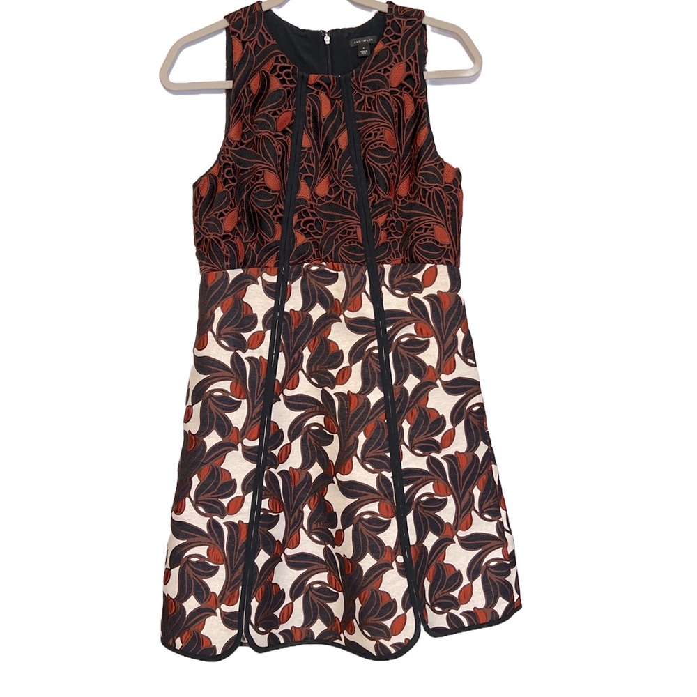 Ann Taylor sleeveless dress, luxe lace like design size 8